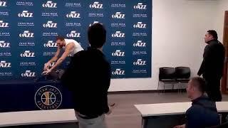 Центровой Utah Jazz Руди Гобер потрогал все микрофоны на пресс-конференции и заболел коронавирусом