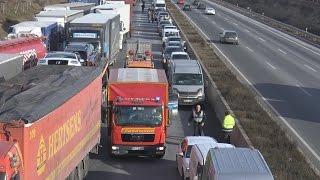 GW-L 2 Fw Kerpen + FuStKW Autobahnpolizei Köln werden trotz Rettungsgasse blockiert