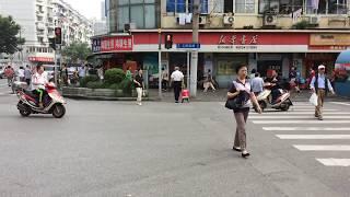 How to cross the road at such a chaotic intersection at Loushanguan Road in Shanghai, China? 婁山關路路口