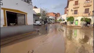 Los vecinos de Benamargosa se afanan en limpiar sus casas después de que el desbordamiento del río a