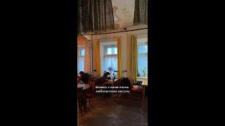 Я пробовала сет мезе (1500₽), морской салат с авокадо и сладкими томатами (900₽), шницель из дора...