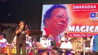 Amit Kumar singing Musafir Hoon Yaaron-Mumbai 2017 Concert Live(R.D Burman)