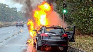 [PKW-BRAND IN DÜSSELDORF | MOTORRAUM IN VOLLBRAND] - Rauchentwicklung & Flammen | Brandbekämpfung -