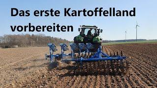 Das erste Kartoffelland wird vorbereitet