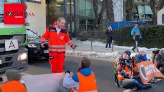 Als Krankenwagen durch muss, reagieren Straßenblockierer sofort