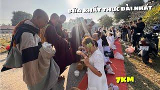 The Longest Almsgiving - Today, Mr. Therawat's family offers alms to Monk Minh Tuệ.