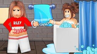 Handcuffed To My SISTER For 24 HOURS in Roblox Snapchat!