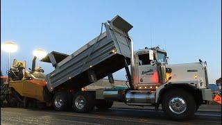 NIGHT PAVING: PT 2- KENWORTH & WESTERN STAR DUMP TRUCKS FEED CAT PAVER / DUMP TRUCKS #43