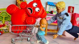 ESCAPED WITH A JELLY BEAR FROM THE STORE Katya and Max are a funny family! Barbie Dolls DARINELKA