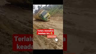 truk terguling di tengah lumpur  #shorts #trukoleng #mobiltruk #dumptruck #truck #truck