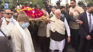 pm Modi apni maa ki antim yatra me samil