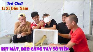 Lì Xì Đầu Năm Cho Anh Em Trong Team - Trò Chơi Bịt Mắt Đeo Găng Tay Sờ Tiền Xem Ai May Mắn Nhất