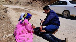 Heroic efforts of Farishte and Fariba: Transferring the sick Ali Akbar to treatment.