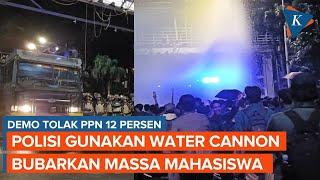 Polisi Tembakkan Water Cannon untuk Bubarkan Demo Mahasiswa Tolak PPN 12 Persen di Patung Kuda