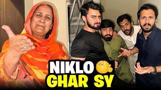 Maa G ny hum sb friends ko ghar sy nikal diaSo insulting..