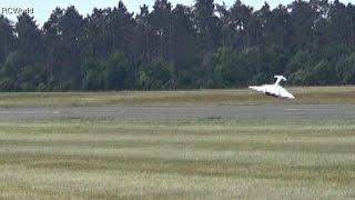 Aircraft Landing XB-70 Valkyrie without nose gear  RC Walküre  Modelltage Thüringen 2015