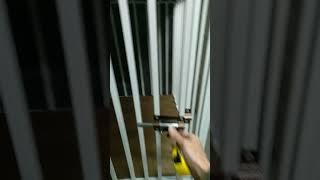 Белая клетка для собак обшитая мебельным лдсп