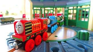 Thomas Wooden Train Series  Roundhouse + Tunnel Course