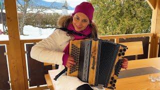 Claudia Hinker spielt die Pretuler Polka auf ihrer Steirischen Harmonika