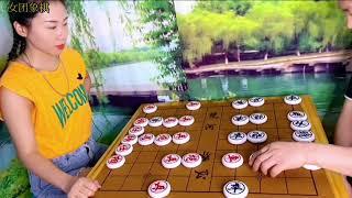 美女下象棋，棋艺超群，乱招压垮老大爷。#象棋