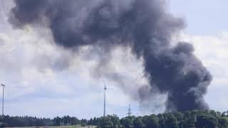 Rauch steigt auf. Feuer im Hofer Ortsteil Jägersruh. (Video: Chris Spiegl / ChrisSpiegl.com)