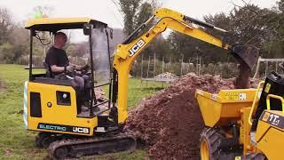 JCB mini escavatore elettrico E TEC al lavoro