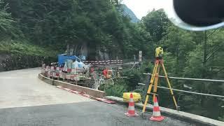 Isenthal. Die Straße mit Ausblick für nervenstarke Fahrer und Mitfahrer.