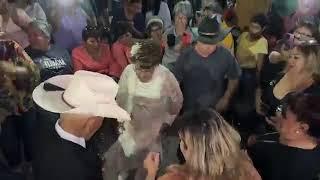 Doña Beba y Don Pancho bailando en su boda felices