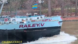 Rheinschifffahrt Germany:Zu Berg durch die Loreley Passage im Tal der Loreley am 25.12.2024 .