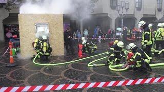 Vorführung Zimmerbrand Feuerwehr + Rettungsdienst bei Tag der Feuerwehr in Bonn am 19.10.2024