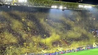 Dortmund kale arkası tribününün konfetiyle yaptığı enfes koreografi.