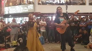 Bob minta satu lagu lagi sebab suaranya bagus...Gadis Indonesia cover Goyang Inul