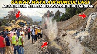 Der Bagger kam zurück, als die Batu Jomba Road aufgegeben wurde, strömte eine Quelle heraus