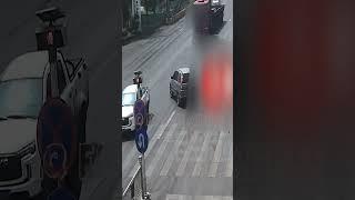 When "Sharing is Caring" Goes Wrong at an Intersection #truck #car #carfails #truckchina #truckfail