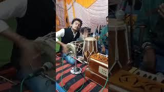 देखिये दो-दो ढोलक को एक साथ बजाय आशुतोष  विश्वकर्मा जी