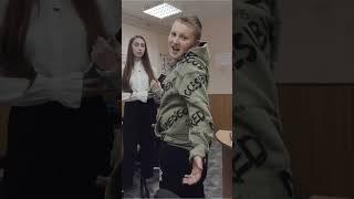 Школьники рофлят над училкой  #shorts #школа #одноклассники #школьники #учитель #отношения