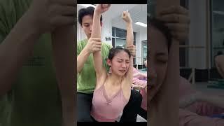 芭蕾舞蹈生训练拉扯韧带压腿压腰痛到满头大汗，最后还是忍不住哭了