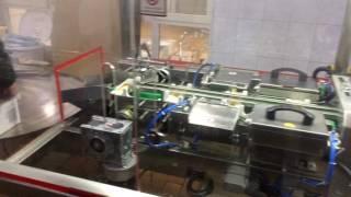 Упаковочный автомат для упаковки в картонную коробку.