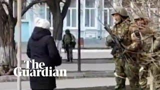 Ukrainian woman offers seeds to Russian soldiers so 'sunflowers grow when they die'