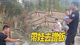 The thick-skinned Tudou girl took the two children to Cengfan, a table of old men