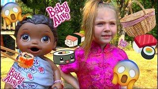 BABY ALIVE has a FUN DAY OUTSIDE! The Lilly and Mommy Show. The TOYTASTIC Sisters. SUSHI Picnic