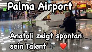 Malllorca  Kleines Konzert auf dem Flughafen Palma ️ Anatoli am Flügel  schöne Momente 