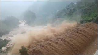 La crecida del río Cueva en Comares provocan que la presa de Mazmúllar rebose