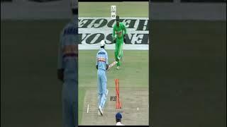 Waqar Younis  BOWLED Mahanama I 1st Wicket OF Mandela Cup 1994 #waqaryounis #mandelacup #bowled