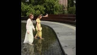 Girls, wet dresses and a puddle fountain! Девушки, мокрые платья и фонтан Лужа !