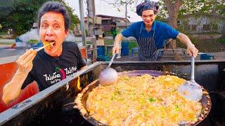 Thai Street Food - CRAZIEST Mussel Omelet Chef!! 