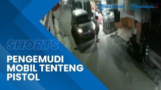 Viral Video Aksi Arogan Pengemudi Mobil Acungkan Diduga Pistol ke Pemilik Motor yang Ditabraknya