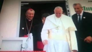 Pope Francis arrives in USA, tips his hat!