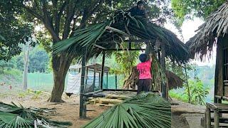 The arduous journey of a single mother roofing her new bamboo house by herself