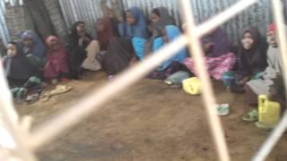 Somalian Children reads Quran on Dadaab Refugee Camp - Somalili çocuklar Kuran okuyor